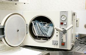 院内感染防止対策を徹底する滅菌機器を完備